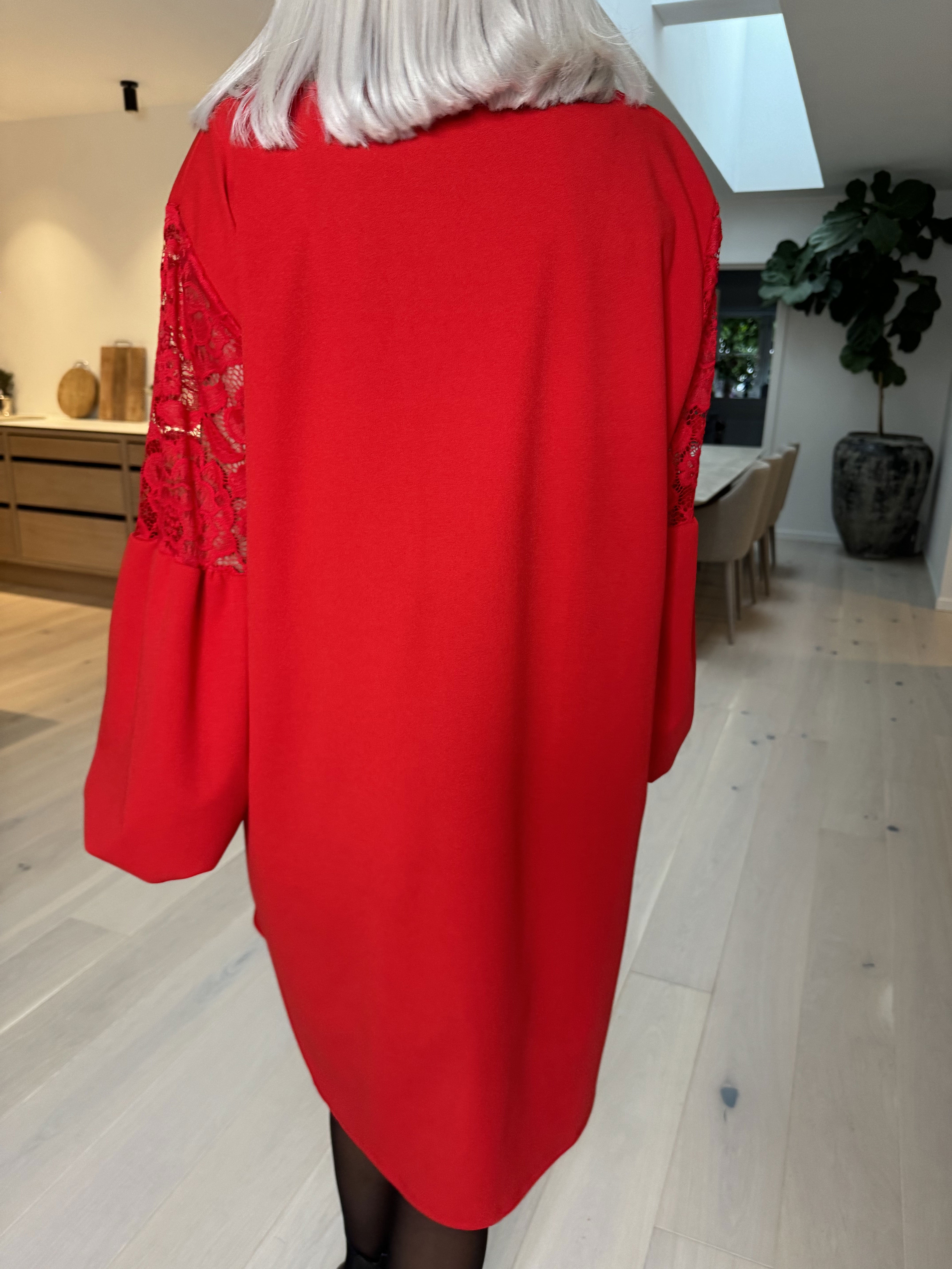 Romance - Fin kjole med blondeærmer